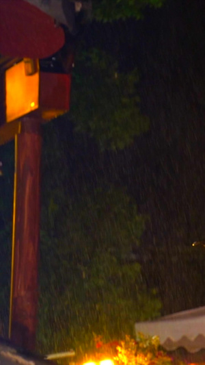 夏天古城下雨雨景下雨街道19秒视频