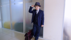 上课前穿着西装和帽子的男生站在学校走廊里8秒视频