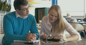 在咖啡馆学习和吃寿司的学生44秒视频