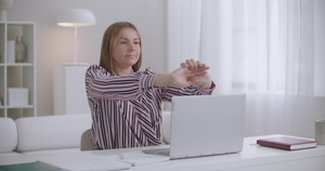 学生妇女在家里用笔记本电脑和复印本在网上学习背部和12秒视频
