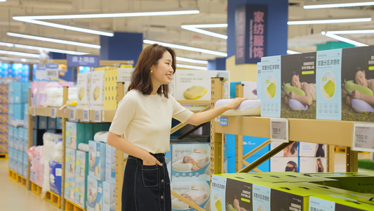 年轻女性超市购物挑选商品视频