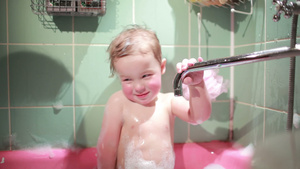 男孩在浴池里玩14秒视频