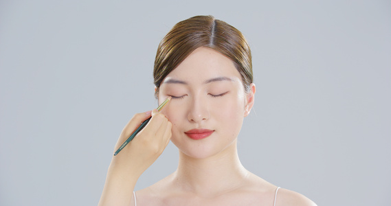 8K化妆师为年轻女性晕染眼妆视频