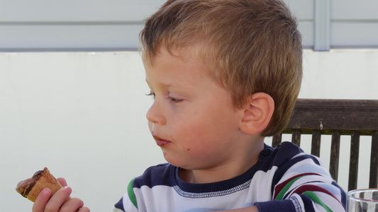幼儿吃巧克力冰淇淋的肖像视频