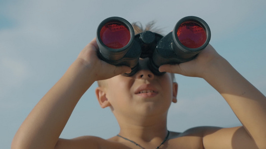 儿童用望远镜探寻世界视频
