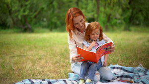 妈妈和女儿在公园里一起看书35秒视频