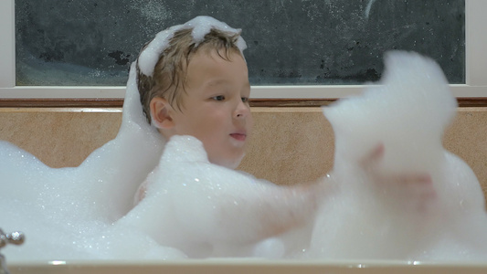 儿童在洗澡时用泡沫玩视频