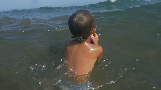 儿童在大海中游泳视频