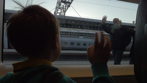 儿童在火车上行走时向外祖父母挥手30秒视频