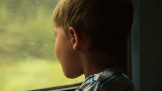 儿童从火车的车窗向外看视频