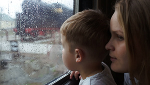 男孩儿和他母亲在火车下山的时候仰望着火车窗外16秒视频