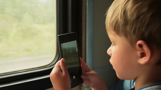 儿童在火车上拍摄手机照片视频