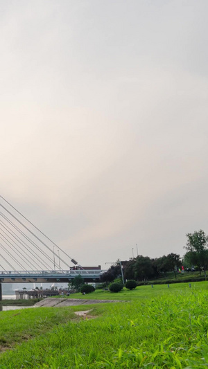 西安市浐灞新区彩虹桥日转夜延时灯光秀19秒视频