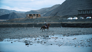 4K藏民骑着马过河8秒视频