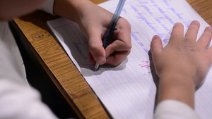 一名学龄儿童在笔记本上写字10秒视频