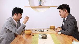 商务男士喝茶下围棋30秒视频