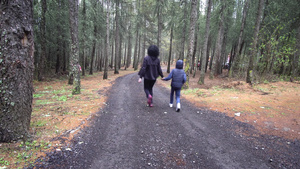 幸福家庭在森林中一起跑步和玩耍手牵手10秒视频
