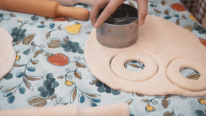 在烹饪学校里儿童用手切成圆形的面团来烤饼干年轻的厨师18秒视频