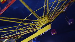 夜间游乐露娜公园的景色彩色灯光遮盖着38秒视频