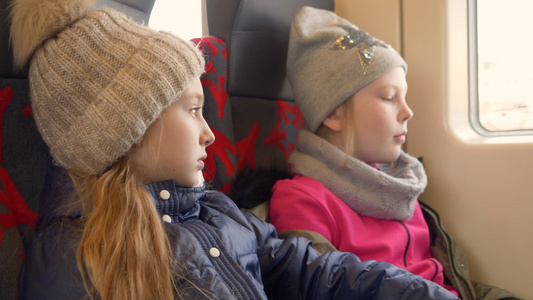 女孩们正在乘火车旅行视频