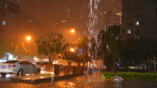 慢镜头升格拍摄4k素材城市天气雨天夜景暴雨街景灯光视频