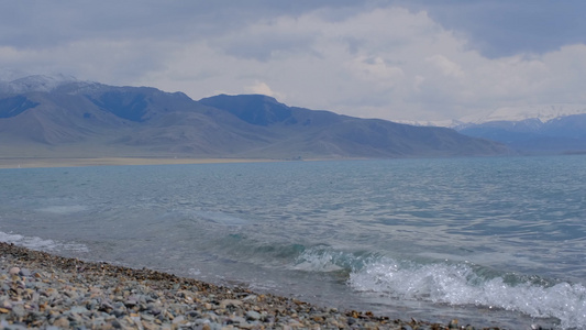 新疆赛里木湖雪山湖泊绝美风光视频