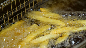 4k炸薯条土豆条油炸实拍美食24秒视频