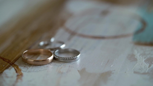 结婚戒指一对婚姻符号新娘和新郎成为妻子和丈夫的爱婚姻视频