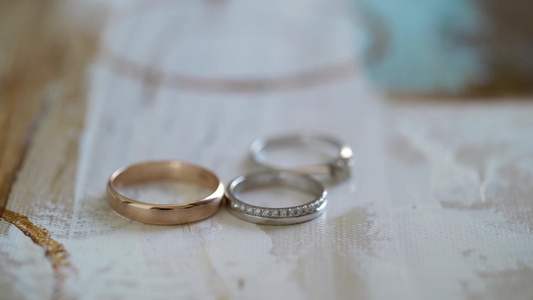 结婚戒指一对婚姻符号新娘和新郎成为妻子和丈夫的爱婚姻视频