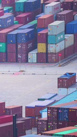 航拍城市物流集装箱港口码头叉车装卸素材集装箱素材52秒视频