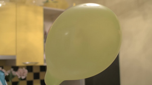 用二氧化碳向气球吹气9秒视频