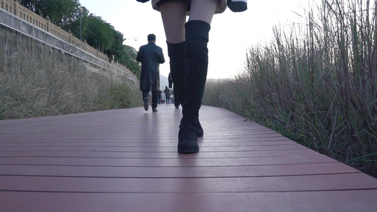 4K实拍漫步在步道的女孩脚步升格慢动作特写视频