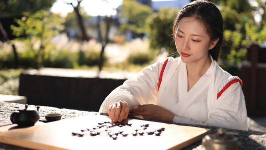 古风美女户外下棋品茶视频