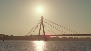 在晴朗的天空夏日的河桥剪影17秒视频