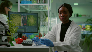 非洲女科学家戴上她的医用眼镜20秒视频