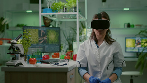 身穿虚拟现实头盔的女科学家研究员20秒视频