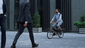 办公室经理骑着自行车上下班22秒视频