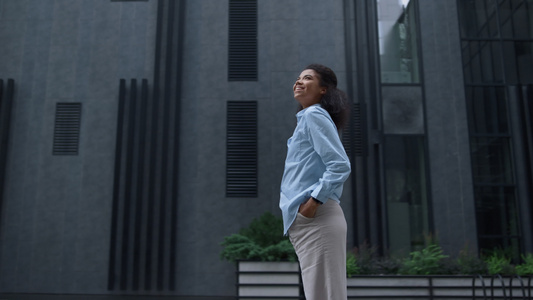 微笑的女商务人士站在市中心视频