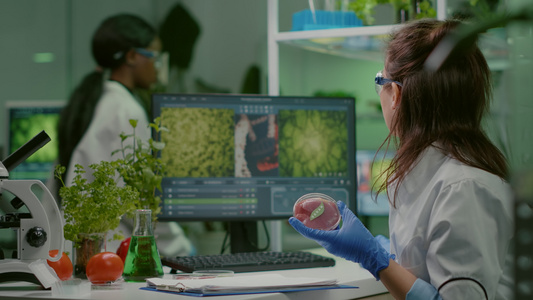 女性生物学家撰写医学专门知识同时用素食牛肉肉端着花生视频