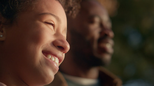 微笑的小女孩肖像与父亲站在一起享受金色的傍晚阳光13秒视频