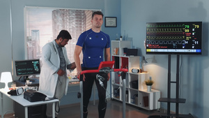 实验室医生在给强健的运动员做检测体育医学概念26秒视频