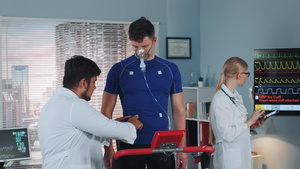 医生使运动员在氧气罩中接受心脏呼吸道测试23秒视频