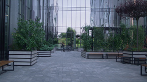 办公大楼的园景花园25秒视频