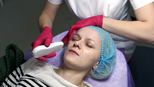 使用超声波机进行专业美容皮肤治疗10秒视频