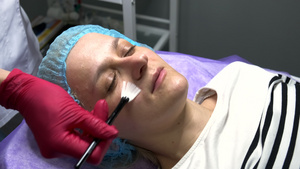 美容师对年轻女性使用刷子的抗老年药剂21秒视频