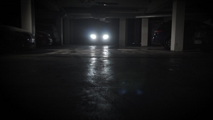 水泥地板车头灯在低角度滑翔的低角度射击中背光闪烁6秒视频