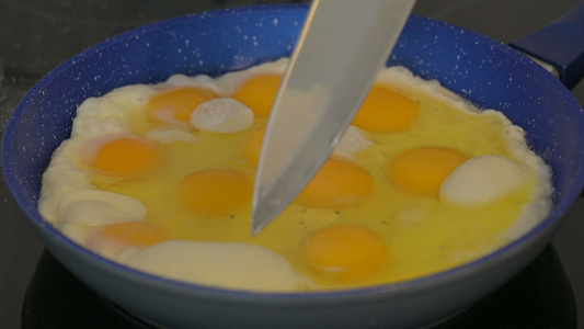 用刀子除去泡泡煎鸡蛋时用煎锅炸视频
