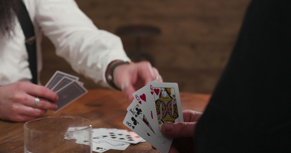 在酒吧里玩牌游戏由两只公的手视频