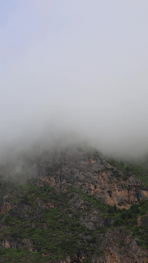 被云雾笼罩的山峰延时视频自然风光16秒视频