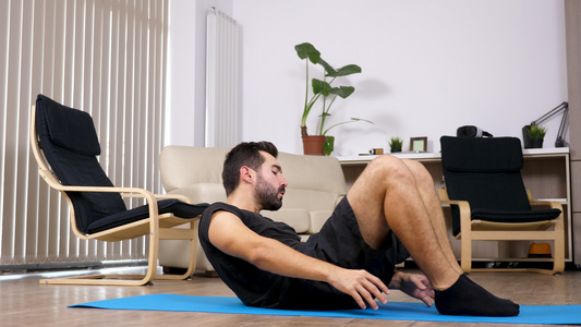 男人在家做运动他为腹肌做锻炼视频